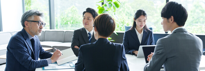 オフィスでミーティングをするビジネスパーソン