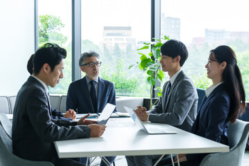 オフィスでミーティングをするビジネスパーソン