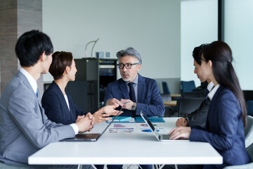 オフィスで会議をするビジネスパーソン
