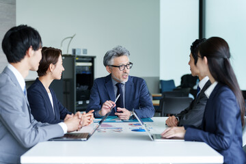 オフィスで会議をするビジネスパーソン