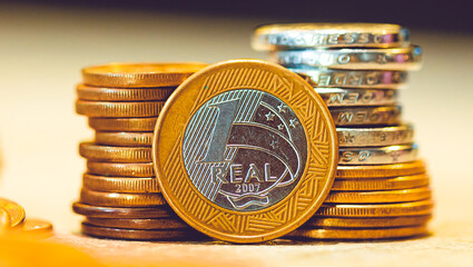 Real - A moeda brasileira. Moedas do Real Brasileiro sobre uma mesa em fotografia macro. Conceitos...