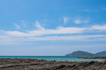 青い空 青い海 岩場のある海岸