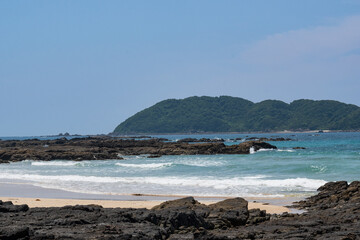 Fototapeta na wymiar 青い空 青い海 白い砂 岩場のある海岸