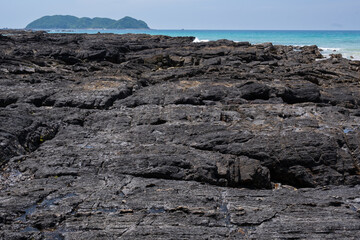 青い空 青い海 岩場のある海岸