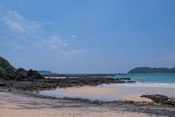 青い空 青い海 白い砂 岩場のある海岸
