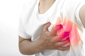 胸が痛そうな男性