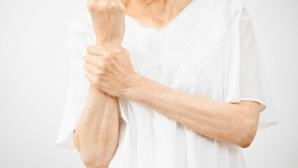 健康イメージ　指のしびれを感じるミドル女性