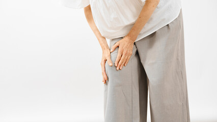 健康イメージ　膝をさするミドル女性