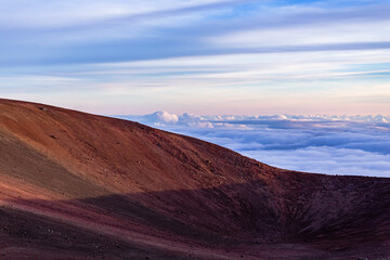 Fototapeta na wymiar Beautiful layers of colors, muntain range, clouds, and the sun in Mauna Kea, Hawaii