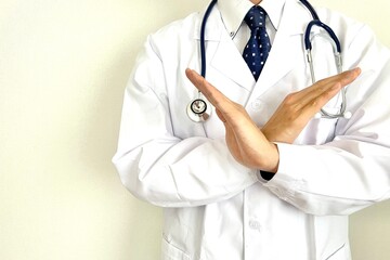 手でバツを作る男性医師 禁止のイメージ
