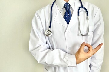 お金のジェスチャーをする