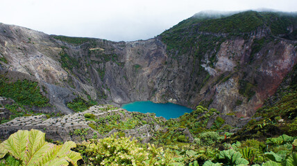 Lago com água verde na cratera de um vulcão da Costa Rica. © MarioSergio