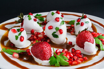 strawberries with cream and chocolate, fresas, granada, nogada