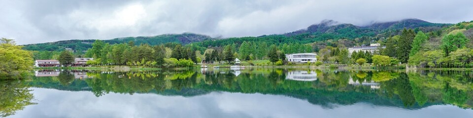 新緑に包まれた春の蓼科湖のパノラマ情景＠長野