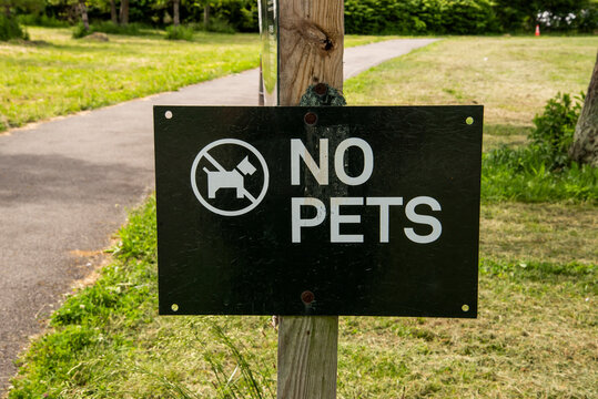 no pets sign 
