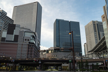 Obraz premium 大阪梅田・芝田交差点、早朝の風景