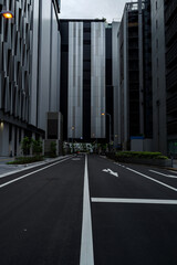 ビルに囲まれた道路