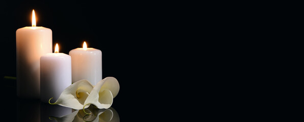 Burning candles and flowers on black background with space for text. Funeral concept - obrazy, fototapety, plakaty