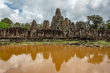 Fototapeta na wymiar In front of Bayon Castle There is a large pond that beautifully reflects the castle in Angkor Thom, Siem Reap, Cambodia.