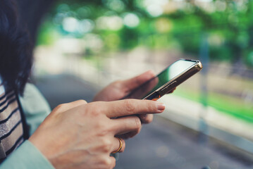 スマホと女性の手元