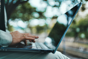 パソコン操作をする女性の手元