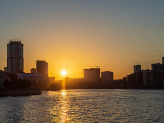 Obraz premium Sunset on a pond in the center of the city. Yekaterinburg, Russia
