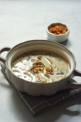 a bowl of vegetable soup 