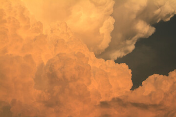 夕陽を浴びて黄金色に色付く夏の雲
Summer clouds that turn golden in the setting sun