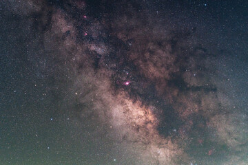夏の夜の南の空に天の川銀河の中心部が見えるようになります
You will be able to see the center of the Milky Way galaxy in the southern sky on a summer night