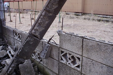 壊れたブロック塀