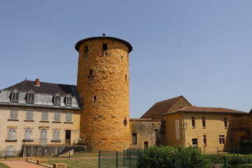 Fototapeta na wymiar La tour Philippe AUGUSTE, tour médiévale, vue de l'extérieur, village de Charlieu, département de la Loire, France
