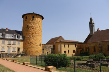 Fototapeta na wymiar La tour Philippe AUGUSTE, tour médiévale, vue de l'extérieur, village de Charlieu, département de la Loire, France