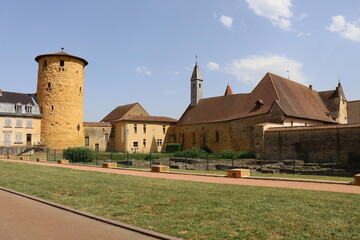 La place de l'abbaye, avec la tour Philippe AUGUSTE en arrière plan, tour médiévale, vue de...