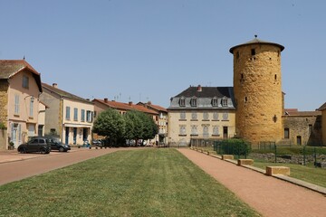 Fototapeta na wymiar La place de l'abbaye, avec la tour Philippe AUGUSTE en arrière plan, tour médiévale, vue de l'extérieur, village de Charlieu, département de la Loire, France
