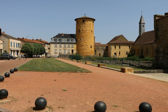 La place de l'abbaye, avec la tour Philippe AUGUSTE en arri&egrave;re plan, tour m&eacute;di&eacute;vale, vue de l'ext&eacute;rieur, village de Charlieu, d&eacute;partement de la Loire, France