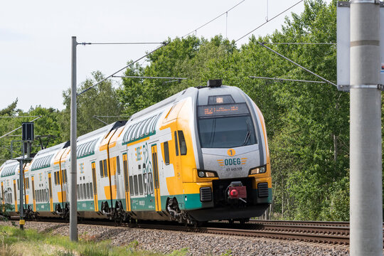Ein Personenzug von Der ODEG bei einer Durchfahrt, Deutschland, 05.06.2022, Lübben