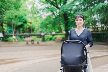 笑顔でベビーカーを押すママ