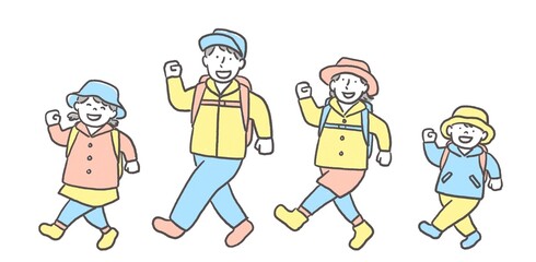 ハイキングを楽しむ四人家族