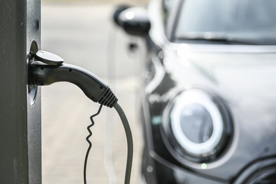 auto voiture vehicule electrique borne recharge