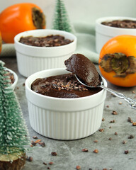 Gesunder Kaki Schoko Pudding - weihnachtlich dekoriert