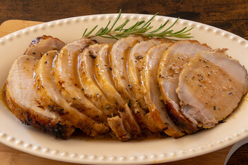 tranches de rôti de porc cuites dans un plat