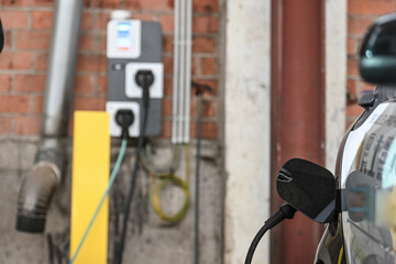 auto voiture electrique garage borne chargement charge batterie autonomie