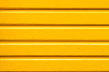 panneau de bois peint en jaune pouvant servir de fond lors de création artistique.