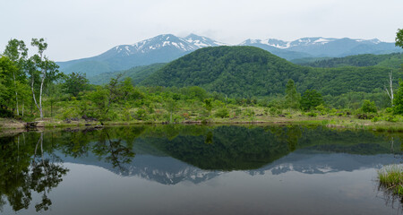 Fototapeta na wymiar 乗鞍岳が映り込む、まいめの池