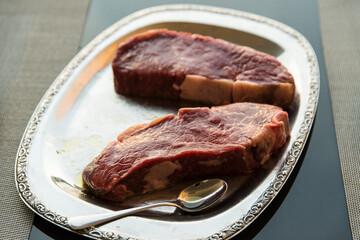 rohe Steaks auf dem Silbertablet