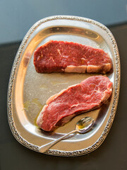 rohe Steaks auf dem Silbertablet