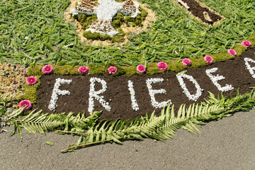 Fronleichnam - Teppiche aus Blumen als altarschuck