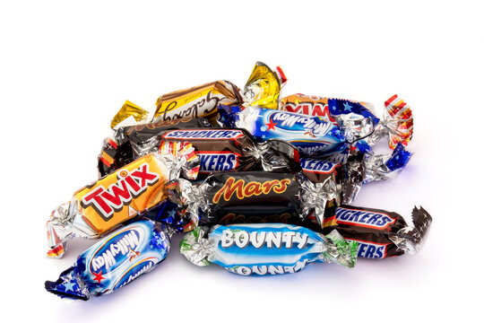 petit chocolat de marque mars, bounty, snickers, milkyway, galaxy isolé sur un fond blanc 