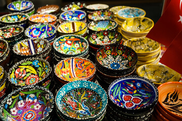 Fototapeta na wymiar Classical and traditional Turkish colorful ceramics on the Istanbul Grand Bazaar. Istambul, Turkey