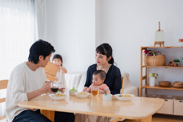 子どもたちと食卓を囲むファミリー